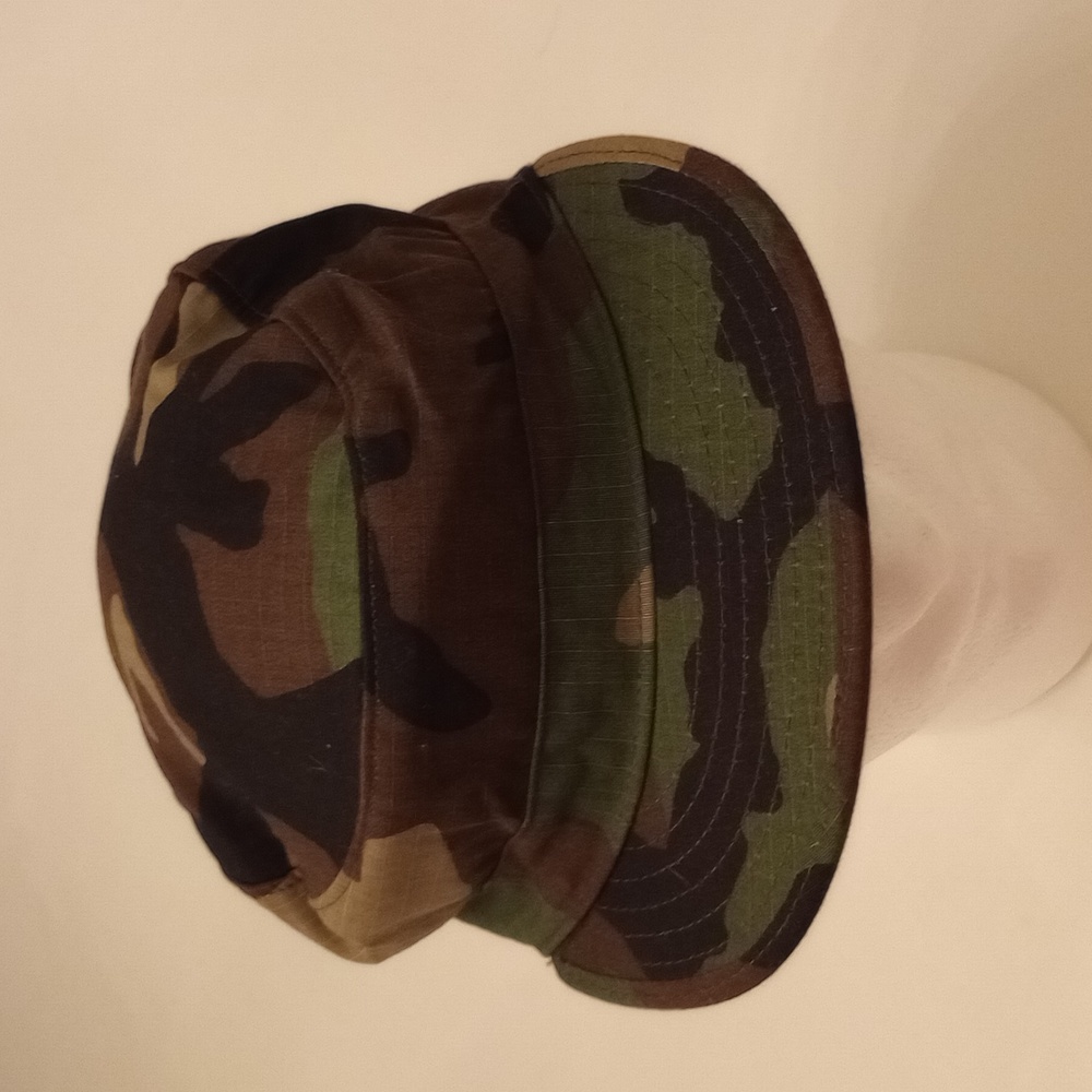 VGUC. Camouflage hat.
